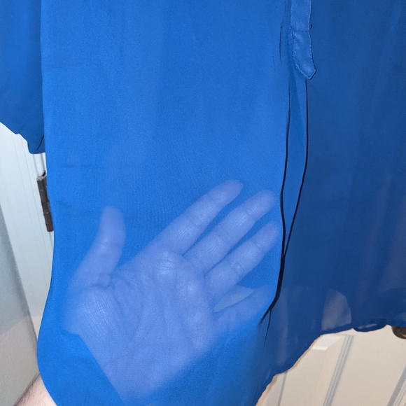 3/$30 Gorgeous Blue Dots 1X Sheer Tunic with Pocket - Picture 3 of 3